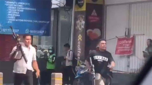 Viral Sejumlah Pria Berlari Sambil Membawa Senjata Api Laras Panjang di Kemang Jakarta Selatan