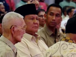 Prabowo Duduk Samping Try Sutrisno di Tengah Desakan Pencopotan Gibran