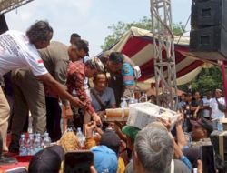 Warga Teriak Jalan Rusak, Bupati Cirebon Asyik Nyanyi