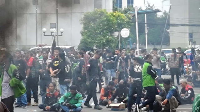 Ojol Geruduk Kemnaker: Tolak Politisasi, Jangan Paksa Kami Jadi Buruh!