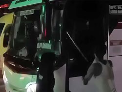 Viral! Diduga Sejumlah Pengamen Jalanan Merusak Bus Primajasa di Tangerang