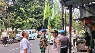 Polres Jakpus Tertibkan 109 Bendera Ormas dan Tangkap 2 Pemalak di Thamrin City