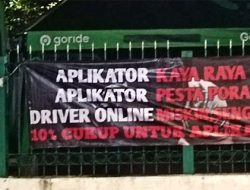 Jelang Demo 20 Mei, Spanduk Tuntutan Potongan Aplikator Cukup 10 Persen Bertebaran di Jakarta