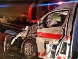 Ambulans Bawa Pasien Gagal Ginjal Tertabrak Truk CPO, Pasien dan Nakes Jadi Korban