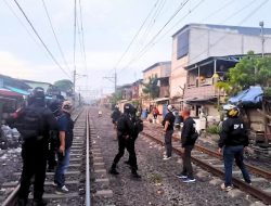 Brimob Gerebek Sarang Narkoba di Kampung Bahari, 9 Tersangka Ditangkap