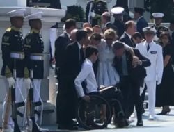 Penasihat Teknis Presiden Macron Tiba-tiba Ambruk Saat Upacara Sambutan di Istana Merdeka