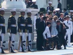 Penasihat Teknis Presiden Macron Jatuh saat Upacara di Istana Merdeka