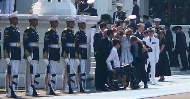 Penasihat Teknis Presiden Macron Jatuh saat Upacara di Istana Merdeka