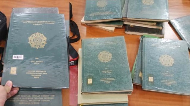 HEBOH Kemunculan Skripsi Teman Jokowi di UGM, Gelar Dosennya Disorot, Roy Suryo Cs Permasalahkan Ini!