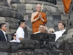 Tolak Gunakan Stairlift, Presiden Macron Pilih Jalan Kaki ke Puncak Borobudur