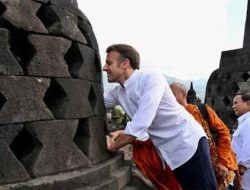 Fadli Zon Ungkap Keberhasilan Macron Gapai Patung Buddha di Stupa Borobudur