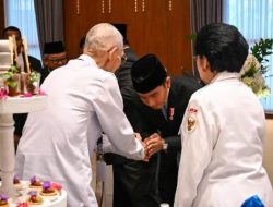 Momen Canggung! Wapres Gibran Membungkuk Salaman dengan Try Sutrisno di Hari Pancasila, Lihat Tuh Videonya