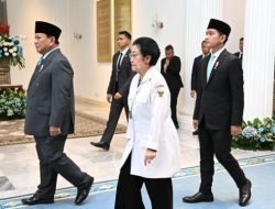 Berdiri di Belakang Megawati, Rocky Gerung Sebut Gibran Canggung: Wapres Kehilangan Marwah!
