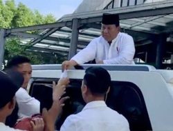 Prabowo Bagi Amplop Selepas Salat Id, Beda dari Jokowi yang Suka Lempar Kaos