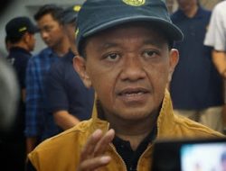 Dicari Massa Aksi, Bahlil Keluar dari Pintu Belakang Bandara Sorong