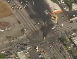 BREAKING NEWS: Kerusuhan Meletus di Los Angeles AS, Warga Jarah Toko, Mobil-mobil Dibakar Massa