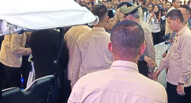 Prabowo Tegur dan Dorong Paspampres Gegara Hempaskan Tangan Jenderal Asing