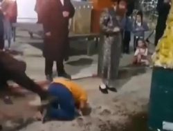 Warga India Ini Berusaha Cari Simpatik dengan Ikut Upacara Agama Yahudi, Namun Dia Justru Ditendang dan Dipanggil Anjing