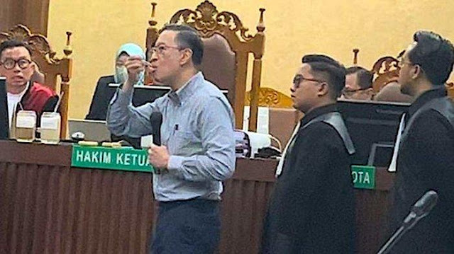 Aksi Tom Lembong Makan Gula Putih di Hadapan Hakim: Ini Tidak Berbahaya