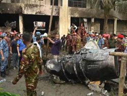Jet Tempur Bangladesh Jatuh di Gedung Sekolah Hingga Korban Anak Bergelimpangan
