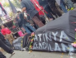 Keranda Hitam Matinya Keadilan Muncul Jelang Sidang Vonis Hasto