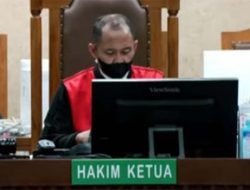 Masker Hakim di Sidang Vonis Hasto Tuai Sorotan, Ada Apa?