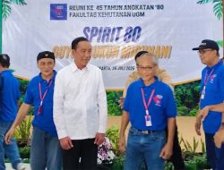 Tak Pakai Seragam Biru, Jokowi Tampil Beda di Reuni UGM