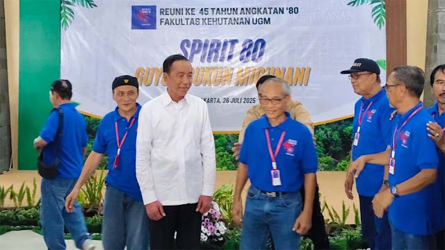 Tak Pakai Seragam Biru, Jokowi Tampil Beda di Reuni UGM