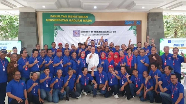 Beda Outfit di Reuni Fakultas Kehutanan UGM, Kehadiran Jokowi Kena Nyinyir: Ini Alumni atau Tamu?
