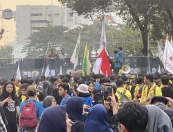 Demo BEM SI di Medan Merdeka Selatan, Mahasiswa Lempar Botol ke Arah Polisi