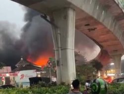 Penampakan Kebakaran Pasar Taman Puring Jaksel, Asap Membubung Tinggi