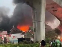 Kawasan Pertokoan Taman Puring Dilalap Si Jago Merah