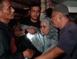 Emak-Emak Histeris Terobos Barikade Damkar di Taman Puring: Anak Saya di Dalam!