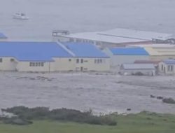 Penampakan Tsunami 4 Meter Hantam Bangunan di Kamchatka Rusia
