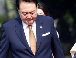 Eks Presiden Korsel Yoon Suk-yeol Ogah Diperiksa Jaksa: Berbaring di Lantai, Hanya Kenakan Pakaian Dalam