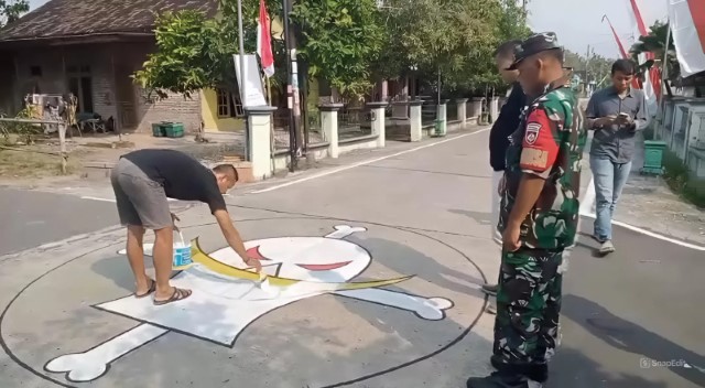 VIRAL Aksi Penghapusan Mural One Piece di Sragen, TNI Klaim Sukarela Tapi Kok Dikawal dan Diawasi?