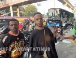 Endingnya Apes! Sok Jago Ngaku Anggota Pukuli Pemotor, Langsung Dibanting dan Dipiting Warga