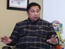 Tinggal Tunjukkan Saja, Beres! Feri Amsari Desak Jokowi Akhiri Drama Ijazah Palsu