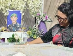 Tangis Histeris Ibunda Prada Lucky Saat Ibadah Tutup Peti “Mama Hancur, Nak!”