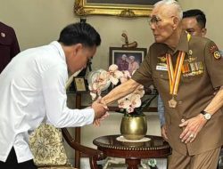 Gibran Silaturahmi ke Rumah Try Sutrisno, Antar Undangan Peringatan HUT RI