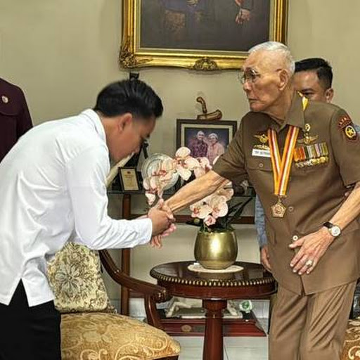 Gibran Silaturahmi ke Rumah Try Sutrisno, Antar Undangan Peringatan HUT RI