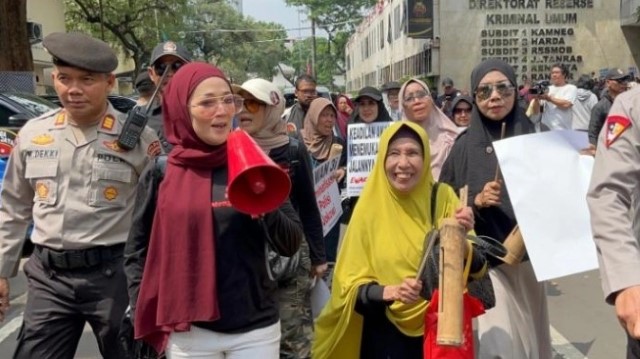 Puluhan Emak-Emak Kepung Polda Metro, Dukung Abraham Samad Lawan Kasus Ijazah Jokowi!