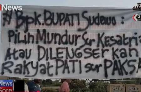 Kericuhan Pecah saat Demo Pati Tuntut Sudewo Mundur, Pagar Kantor Bupati Roboh!
