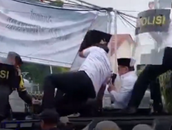 Dilempari Sandal & Botol oleh Warga, Bupati Pati Sudewo Ngumpet di Mobil Rantis Polisi