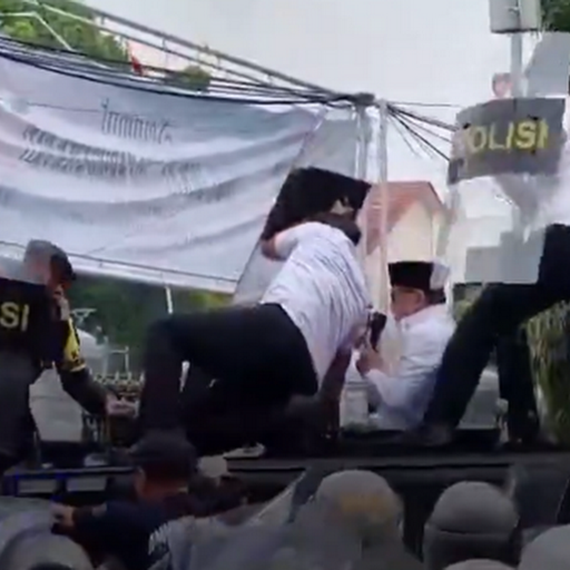 Dilempari Sandal & Botol oleh Warga, Bupati Pati Sudewo Ngumpet di Mobil Rantis Polisi