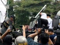 Bupati Sudewo Muncul dan Dilempari Massa