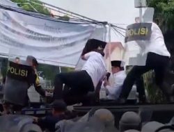 Bupati Pati Sudewo Minta Maaf di Mobil Rantis Polisi, Langsung Dilempar Sandal dan Botol
