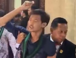 Cilegon Belum Merdeka! Teriak Mahasiswa HMI saat Geruduk Rapat Paripurna DPRD