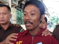 Heboh Yusa Cahyo Utomo Donorkan Organ Tubuh Usai Divonis Mati PN Kediri, Ini Alasan dan Sosoknya Tayang: Sabtu, 16 Agustus 2025 08:53 WIB Tribun XBaca tanpa iklan Editor: Valentino Verry zoom-inHeboh Yusa Cahyo Utomo Donorkan Organ Tubuh Usai Divonis Mati PN Kediri, Ini Alasan dan Sosoknya Tribunjatim.com/Isya Anshari A-A+ INGIN DONOR ORGAN TUBUH - Yusa Cahyo Utomo, terdakwa pembunuh satu keluarga, divonis hukuman mati oleh Majelis Hakim Pengadilan Negeri Kabupaten Kediri, Jawa Timur, Rabu (13/8/2025) siang. Yusa mengaku menyesali perbuatannya dan berkeinginan menyumbangkan organ tubuhnya kepada sang keponakan yang masih hidup, sebagai bentuk penebusan kesalahan.  WARTAKOTALIVE.COM, KEDIRI - Jika seorang terdakwa dijatuhi vonis mati biasanya tertunduk lesu, ada pula yang menangis.  Lain halnya dengan Yusa Cahyo Utomo, terdakwa kasus pembunuhan satu keluarga di Kediri, Jawa Timur.  Tak ada penyesalan, bahkan dia sempat tersenyum kepada wartawan yang mewancarainya usai sidang vonis oleh Pengadilan Negeri Kabupaten Kediri, Rabu (13/8/2025).  Dengan penuh percaya diri, Yusa Cahyo Utomo ingin mendonorkan organ tubuhnya usai dijatuhi vonis mati oleh majelis hakim.  Baca juga: Alasan Pembunuh Satu Keluarga Tak Habisi Anak Bungsu, Mengaku Kasihan Saat Berusaha Bergerak   Tentu ini cukup aneh, namun niat Yusa Cahyo Utomo ini ternyata ada makna yang besar.   Donor organ tubuh adalah proses yang dilakukan untuk menyelamatkan atau memperbaiki hidup penerima organ yang mengalami kerusakan atau kegagalan fungsi organ.  Biasanya, orang akan secara sukarela menyumbangkan organ tubuhnya untuk ditransplantasikan kepada orang lain yang membutuhkan.  Saya berpesan, nanti di akhir hidup saya, bisa sedikit menebus kesalahan ini (membunuh) dengan menyumbangkan organ saya, ucapnya dilansir TribunJatim.com.  Baca juga: Pelaku Pembunuhan Satu Keluarga di Kediri Ternyata Masih Saudara Sendiri, Ini Motfinya  Kalau saya diberikan hukuman mati, saya siap menyumbangkan semua organ saya, apapun itu, imbuhnya.   Yusa Cahyo Utomo merupakan warga Bangsongan, Kecamatan Kayen, Kabupaten Kediri.   Ia adalah seorang duda cerai dengan satu anak.  Yusa merupakan pelaku pembunuhan terhadap satu keluarga di Dusun Gondang Legi, Desa Pandantoyo, Kecamatan Ngancar, Kabupaten Kediri, pada Desember 2024.         Yusa menghabisi nyawa pasangan suami istri (pasutri) Agus Komarudin (38) dan Kristina (34), beserta anak sulung, CAW (12).   Anak bungsu korban, SPY (8), ditemukan selamat dalam kondisi luka serius.  Yusa mengaku ia tak tega menghabisi nyawa SPY karena merasa kasihan.  Tersangka meninggalkannya dalam kondisi bernapas. Alasannya dia merasa kasihan pada yang paling kecil, ungkap AKP Fauzy Pratama yang kala itu menjabat sebagai Kasat Reskrim Polres Kediri, masih dari TribunJatim.com.   Hubungan Yusa dengan korban Kristina adalah kakak adik. Pelaku merupakan adik kandung korban.  Namun, sejak kecil, Yusa diasuh oleh kerabat lainnya di Bangsongan, Kecamatan Kayen.  Selama itu, Yusa tak pernah mengunjungi keluarganya yang ada di Pandantoyo, Kecamatan Ngancar.  Dikutip dari Kompas.com, motif Yusa menghabisi Kristina dan keluarganya karena masalah utang dan rasa sakit hati.  Yusa memiliki utang di sebuah koperasi di Kabupayen Lamongan sebanyak Rp12 juta dan kepada Kristina senilai Rp2 juta.  Karena Yusa tak memiliki pekerjaan dan utangnya terus menumpuk, ia pun memutuskan bertemu Kristina untuk meminjam uang.  Kristina menolak permintaan Yusa sebab sang adik belum melunasi utang sebanyak Rp2 juta kepadanya.  Penolakan itu kemudian memicu rasa sakit hati bagi Yusa hingga merencanakan pembunuhan terhadap Kristina dan keluarganya.  Buntut aksi kejamnya, Yusa tak hanya divonis mati, pihak keluarga juga enggan menerimanya kembali.  Sepupu korban dan pelaku, Marsudi (28), mengungkapkan pihak keluarga tak akan menerima kepulangan Yusa.  Keluarga sudah enggak mau menerima (jika pelaku pulang), ungkapnya.  Kronologi Pembunuhan  Rencana pembunuhan oleh Yusa Cahyo Utomo terhadap Kristina dan keluarganya berawal dari penolakan korban meminjami uang kepada pelaku, Minggu (1/12/2024).  Sakit hati permintaannya ditolak, Yusa kembali ke rumah Kristina pada Rabu (4/12/2024) dini hari pukul 3.00 WIB.  Ia menyelinap ke dapur di bagian belakang rumah dan menunggu Kristina keluar.  Saat Kristina keluar, Yusa lantas menghabisi nyawa kakak kandungnya itu menggunakan palu.  Suami Kristina, Agus, mendengar suara teriakan sang istri dan keluar untuk mengecek. Nahas, Agus juga dibunuh oleh Yusa.  Aksi Yusa berlanjut dengan menyerang anak Kristina, CAW dan SPY. Namun, ia membiarkan SPY tetap hidup sebab merasa kasihan.  Usai melancarkan aksinya, Yusa membawa barang berharga milik korban, termasuk mobil dan beberapa telepon genggam.  Ia kemudian kabur ke Lamongan dan berhasil ditangkap pada Kamis (5/12/2025).  Atas perbuatannya, Yusa dijatuhi vonis mati buntut pembunuhan berencana terhadap Kristina dan keluarga.  Menjatuhkan pidana terhadap terdakwa Yusa Cahyo Utomo dengan hukuman mati, kata Ketua Majelis Hakim, Dwiyantoro dalam sidang putusan yang berlangsung di Ruang Cakra Pengadilan Negeri Kabupaten Kediri, Rabu (13/8/2025), pukul 12.30 WIB, masih dikutip dari TribunJatim.com.