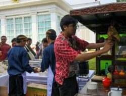 Pedagang di Pesta Rakyat HUT ke-80 RI: Selama Ini Tidak Semua Orang Bisa Masuk Istana, Apalagi Jualan Bakso